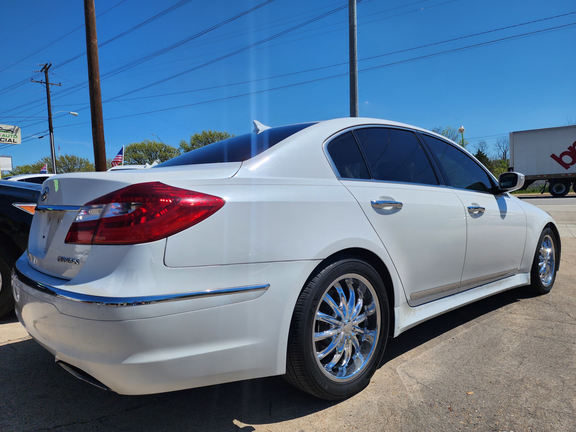 2013 WHITE Hyundai Genesis 3.8L (KMHGC4DD1DU) with an 3.8L V6 DOHC 24V engine, 6-Speed Automatic transmission, located at 2660 S.Garland Avenue, Garland, TX, 75041, (469) 298-3118, 32.885551, -96.655602 - CASH$$$$$$ CAR!!!! This is a SUPER CLEAN 2013 HYUNDAI GENESIS 3.8L SEDAN! SUPER CLEAN! PUSH START! HEATED/LEATHER SEATS! BLUETOOTH Great Gas Mileage! Come in for a test drive today. We are open from 10am-7pm Monday-Saturday. Call us with any questions at 469.202.7468, or email us at DallasAuto - Photo #3